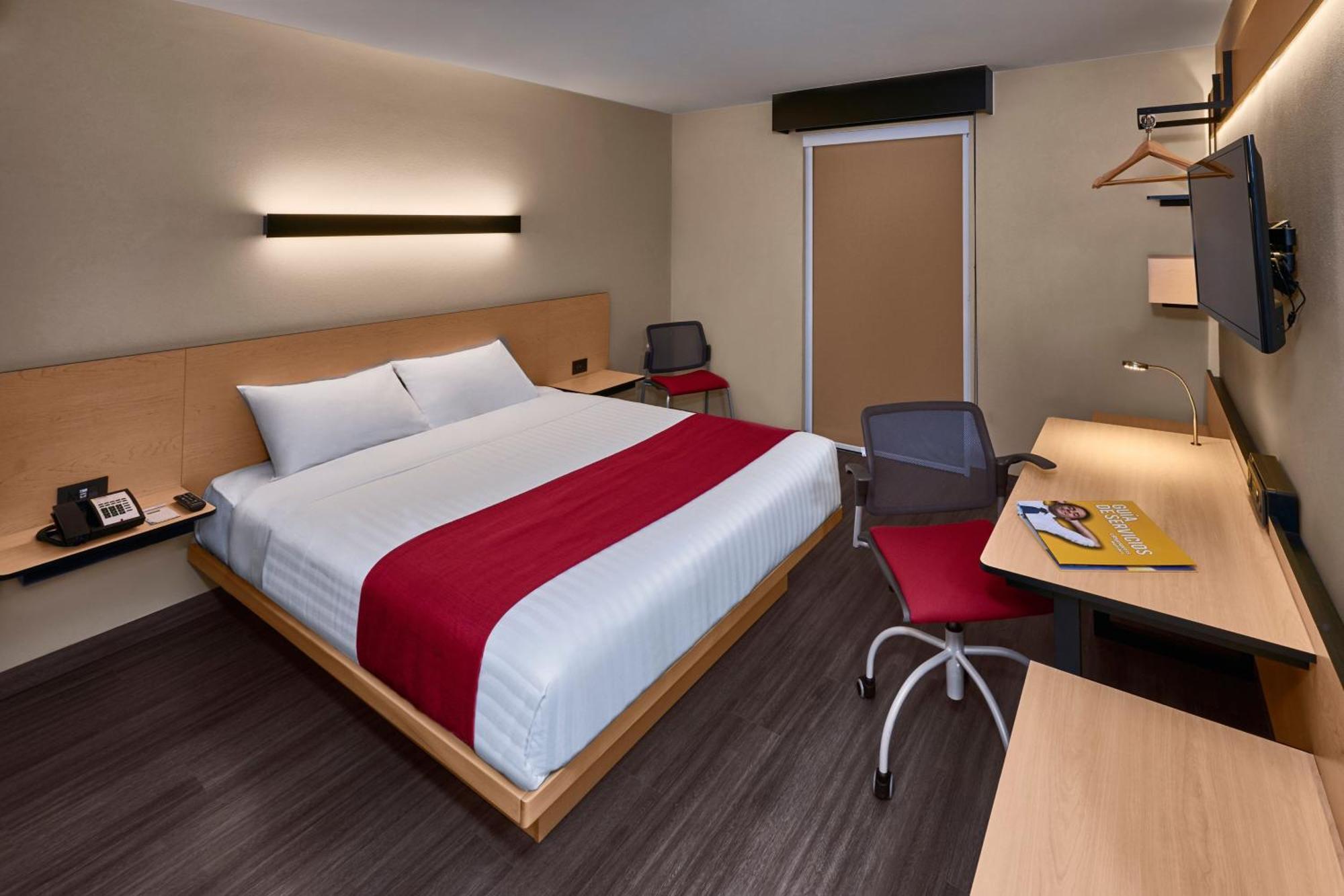 Habitación con cama grande